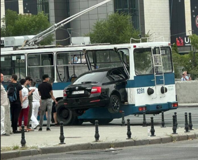 машина въехала в троллейбус, кино