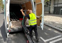 С улиц Парижа убирают прокатные электросамокаты Париж, электросамокаты