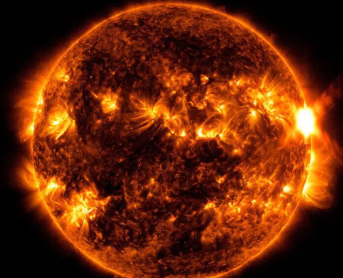 Вспышка экстремальной интенсивности произошла по правому краю Солнца. Источник изображений_ NASA