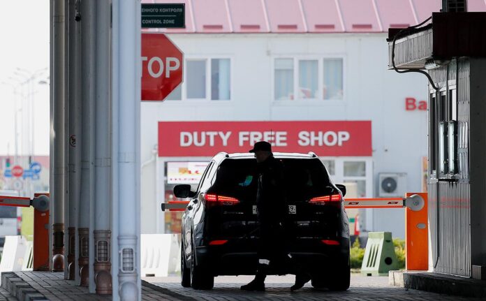 ЕС запретил россиянам ввозить личные автомобили, смартфоны и шампуни въезд, таможня, ЕС, россияне, автомобили