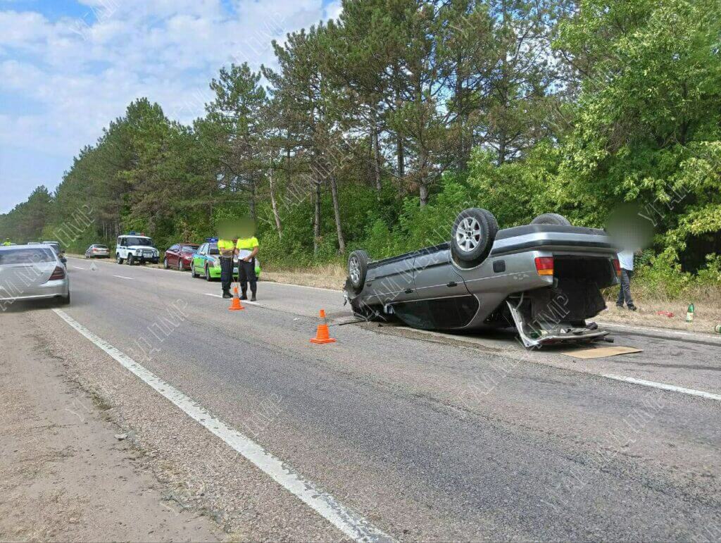 Опель перевернулся. Фото УГАИ МВД ПМР