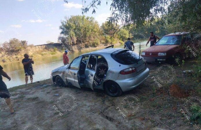 автомобиль, утонул, вытащили, спасатели