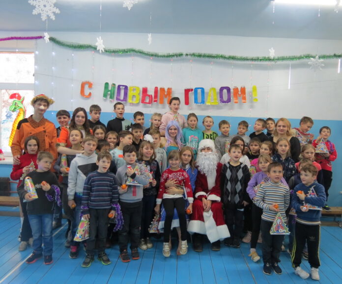 Студенты в гостях у детей-сирот студенты, дети-сироты, Новый год, Попенки