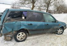 «Фольксваген» въехал в дерево