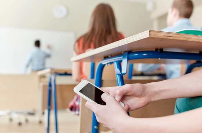 телефоны, школьники, уроки