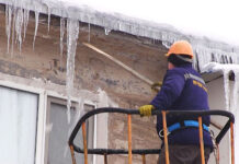 В Рыбнице очищают крыши зданий от наледи и сосулек сосульки, Рыбница, коммунальщики, наледь, крыши