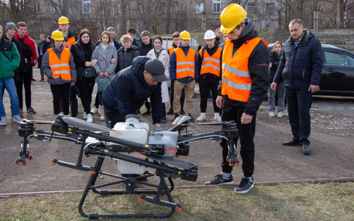 Обучение студентов: сельхоздроны и их применение сельхоздроны, студенты, сельское хозяйство