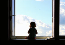 Трехлетняя девочка выпала из окна дети, окно, выпал