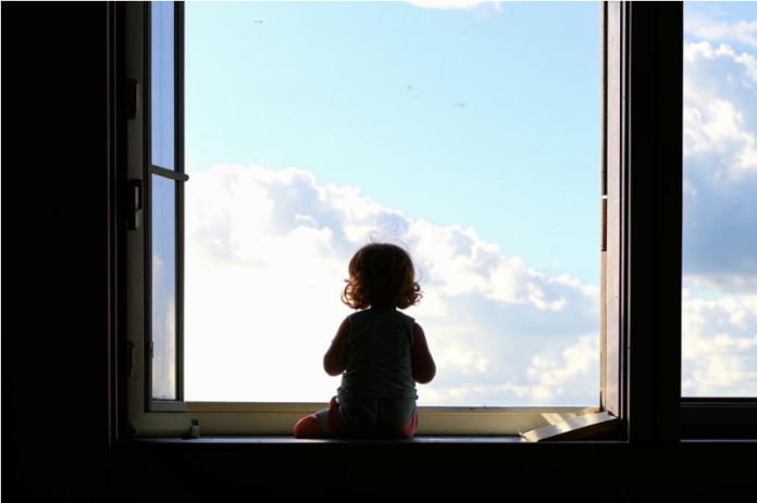 Ребенок в окне. Фото ИИ kandinsky дети, окно, выпал