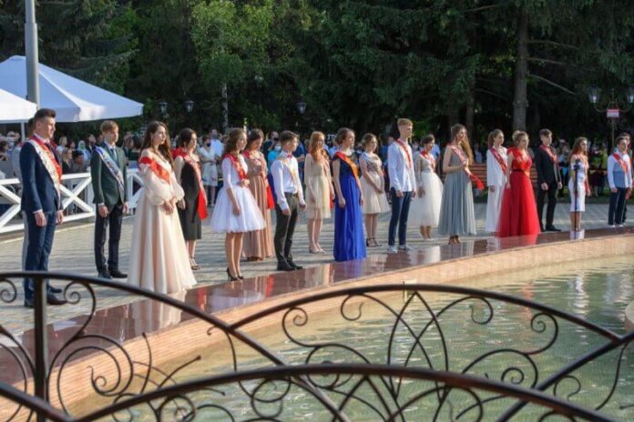 выпускные, чествование медалистов, Рыбница, Приднестровье