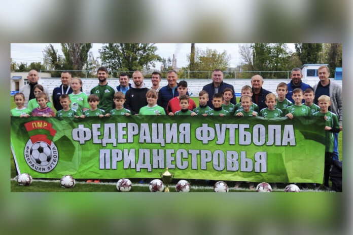 Футболисты принимали поздравления футбол, ФК "Искра", Рыбница