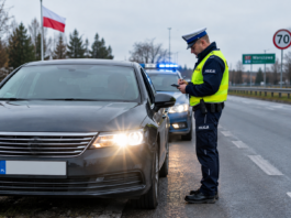 Штраф за моргание фарами в Польше Польская полиция оформляет штраф на трассе